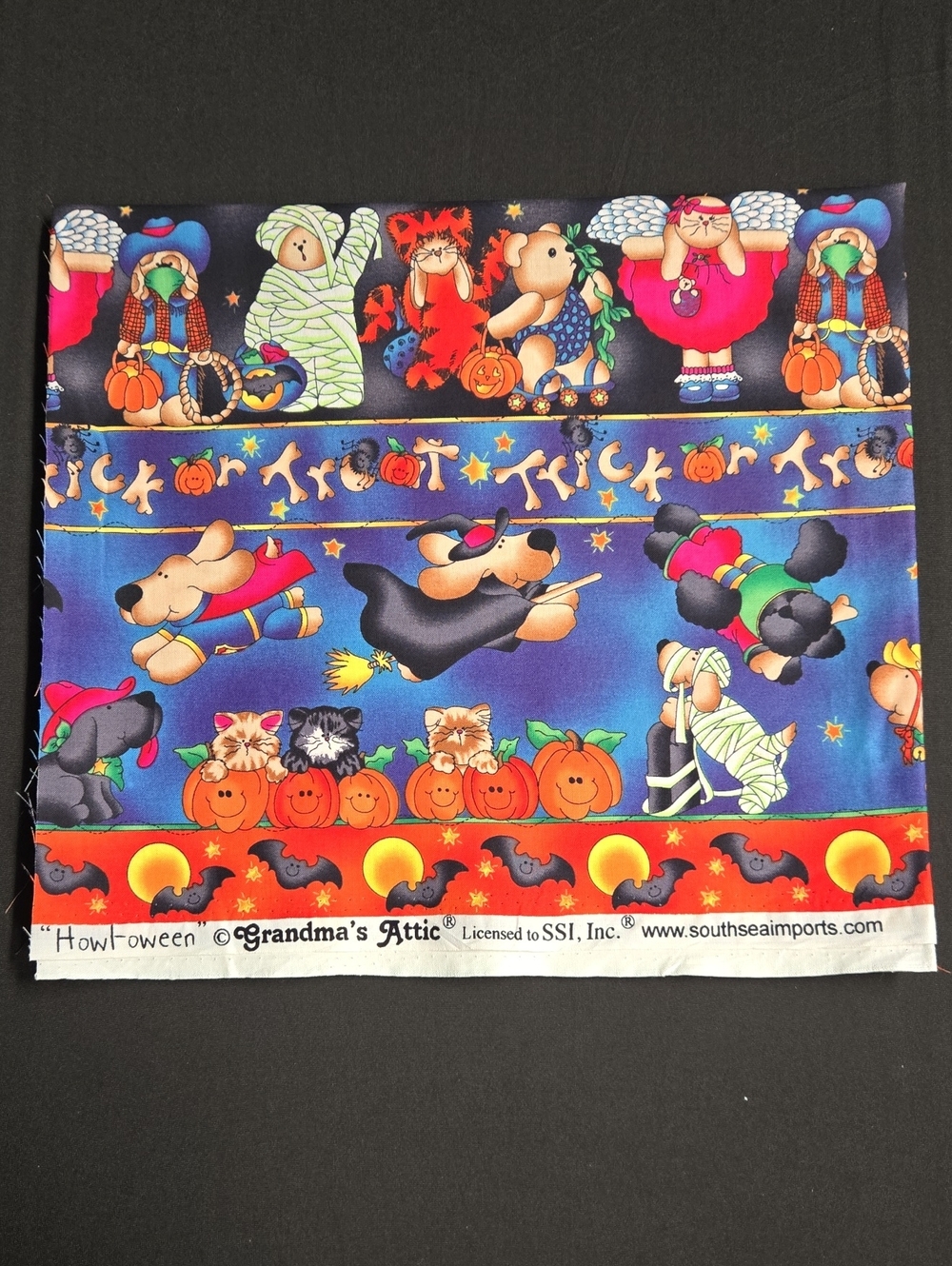 🎃🎃🎃Howl-oween Grandma's Attic 1990 Halloween Fabric, 1 Yard